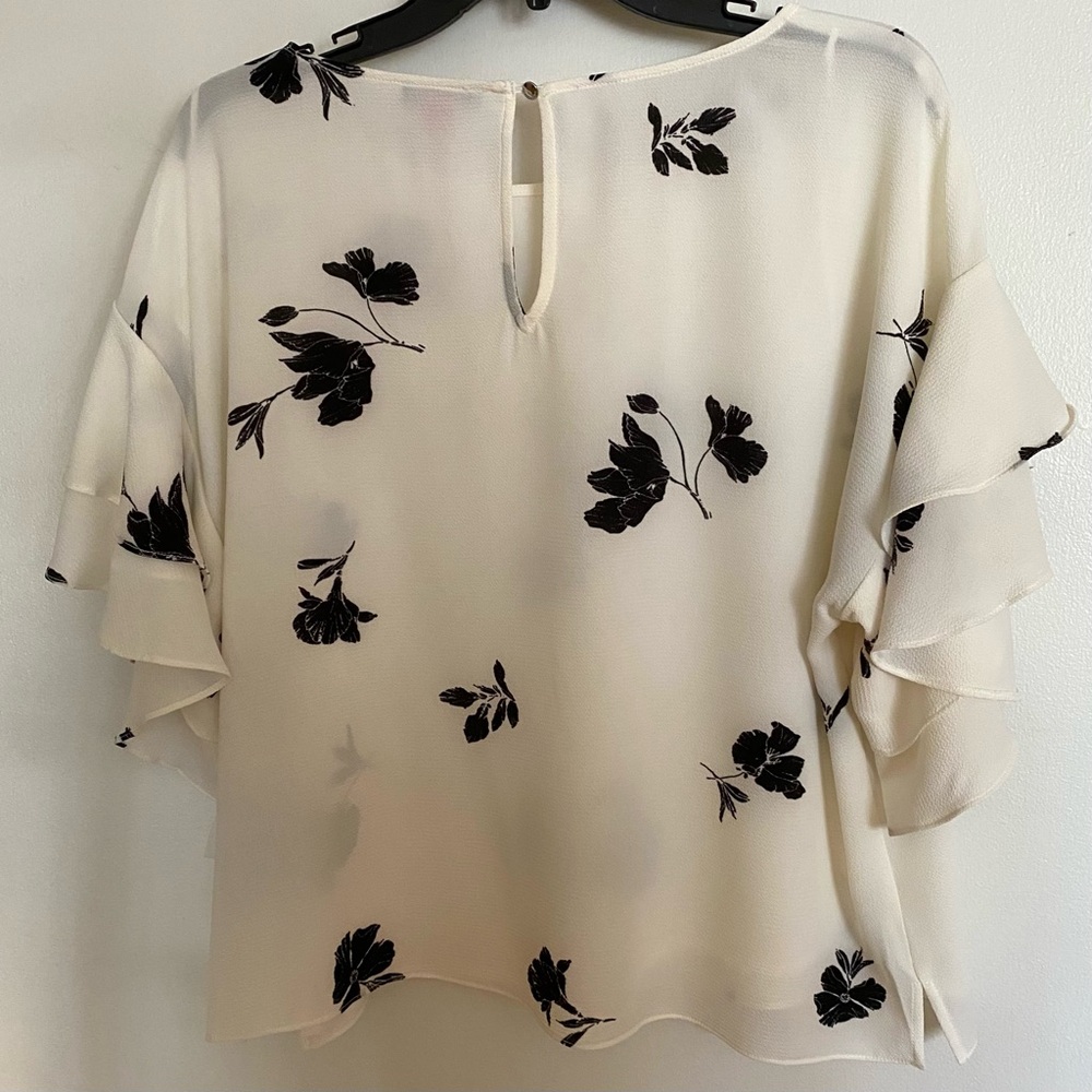 VINCE CAMUTO NWT size L. Floral Ruffle Sleeve Top Black and White - Picture 6 of 6